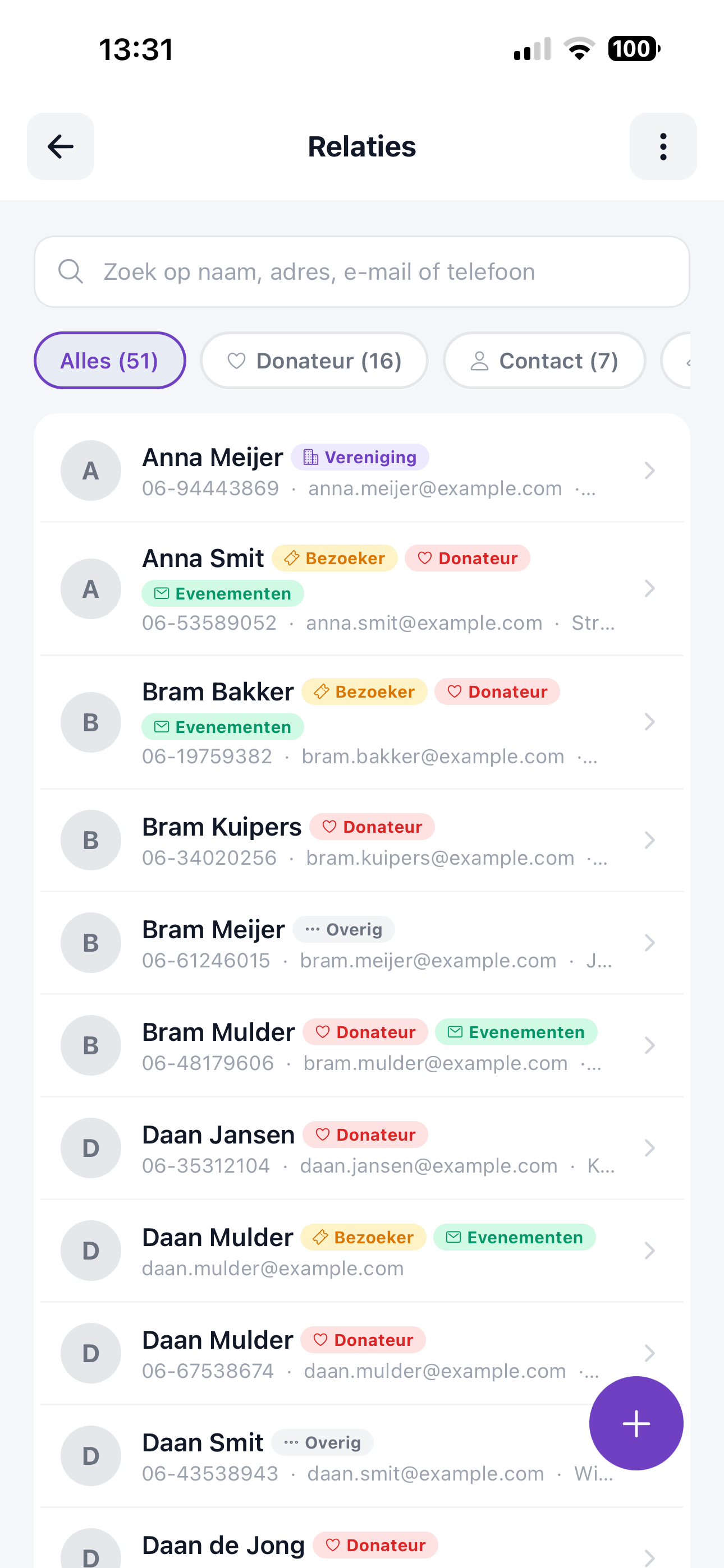 ZoppaBox app schermafbeelding — overzicht van alle relaties met labels donateur, contact, bezoeker en vereniging