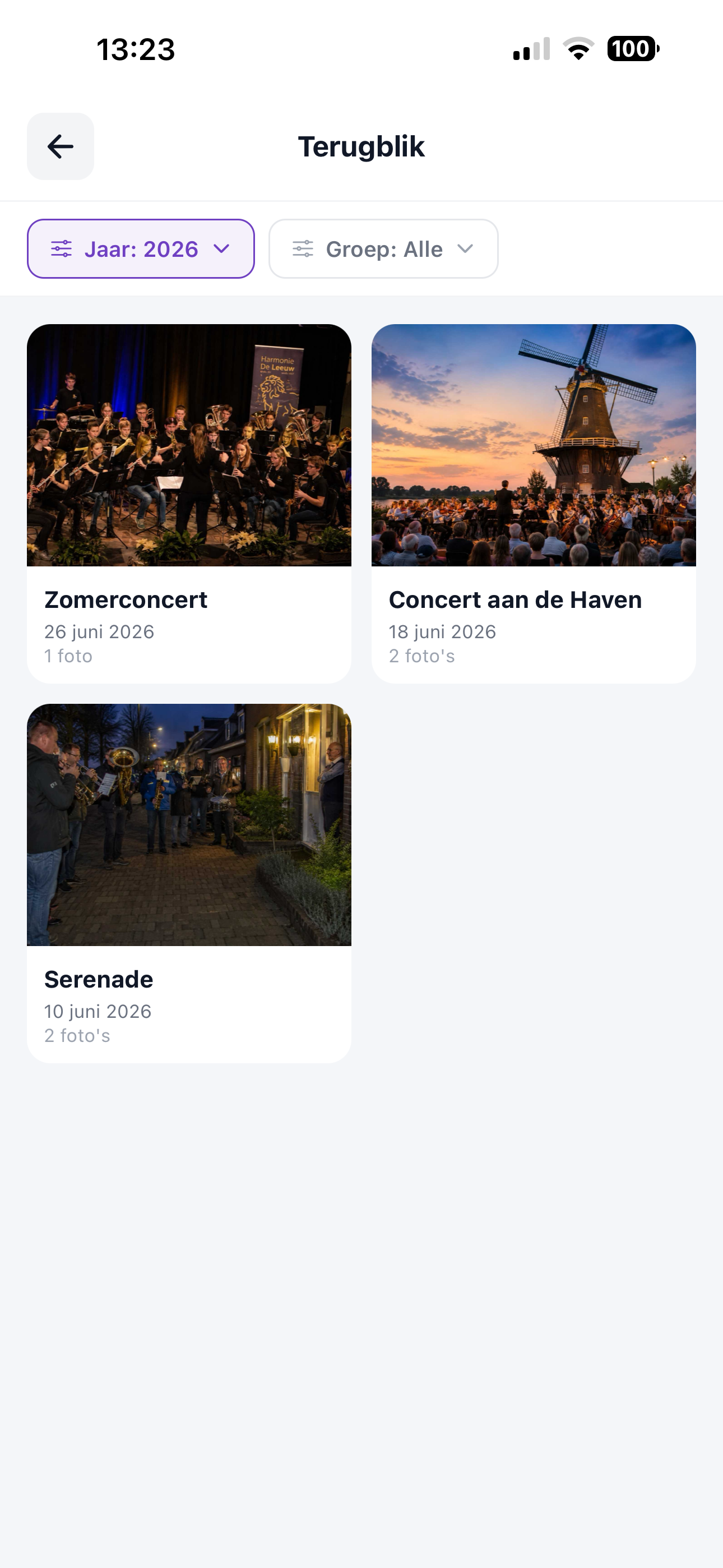 ZoppaBox app schermafbeelding — terugblik met fotoalbums per optreden, filterbaar op jaar en groep